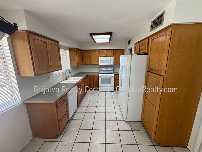 Foto del edificio - Large Eastside 4 Bedroom, 2 Bath House for Rent (Tanque Verde/Pantano)