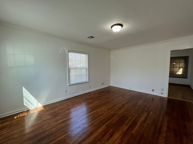 Building Photo - Adorable 2 bedroom 1 bath home in Tulsa.