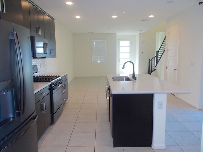 Foto del edificio - Spacious 3-Bedroom, 2-Story Townhome with ...