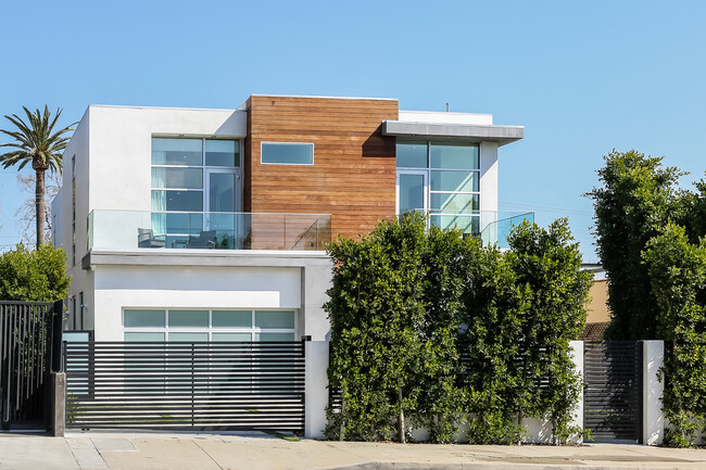 Building Photo - 912 N Crescent Heights Blvd