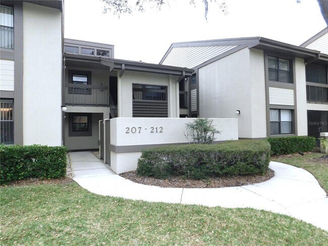 Foto del edificio - 207 Woodlake Wynde