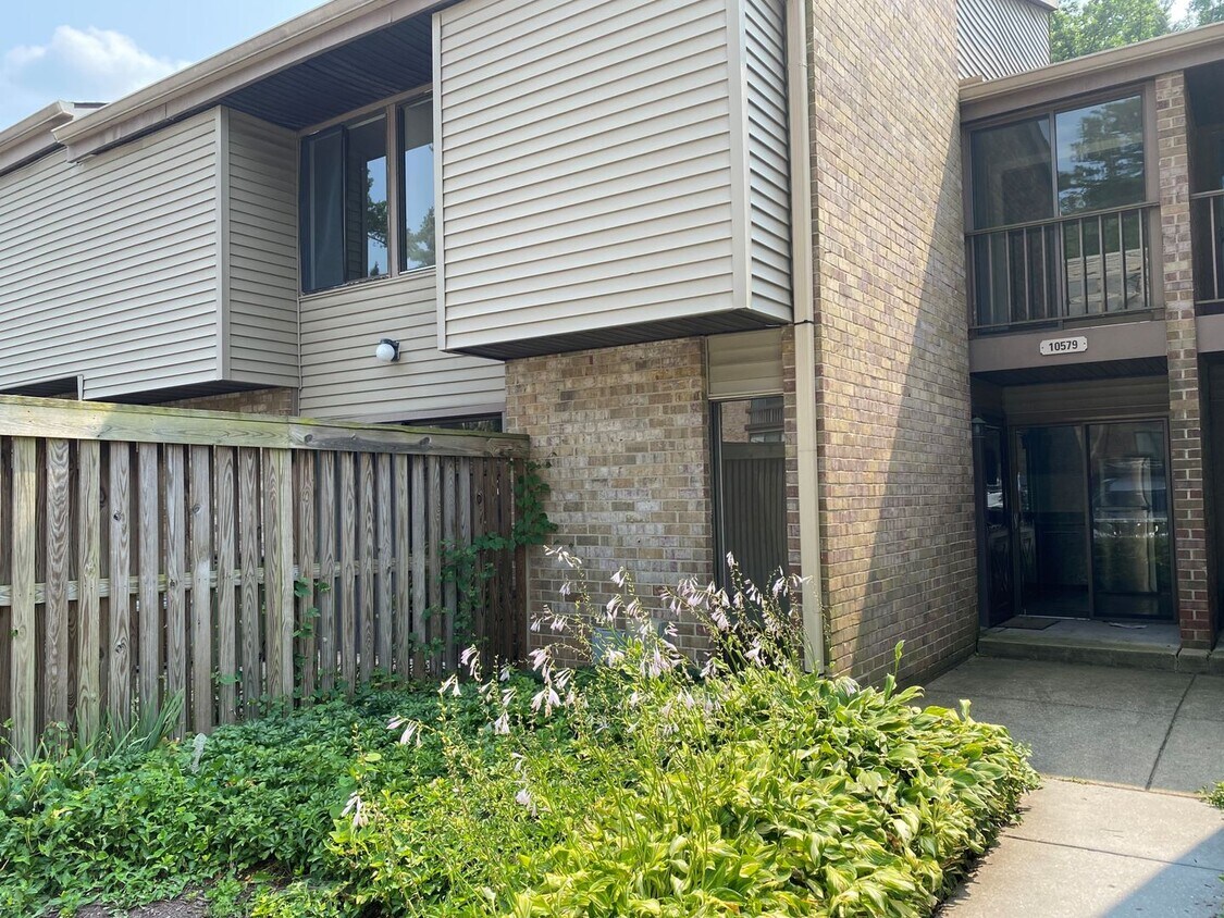 Primary Photo - Gorgeous 3 Bedroom Townhome in Columbia!