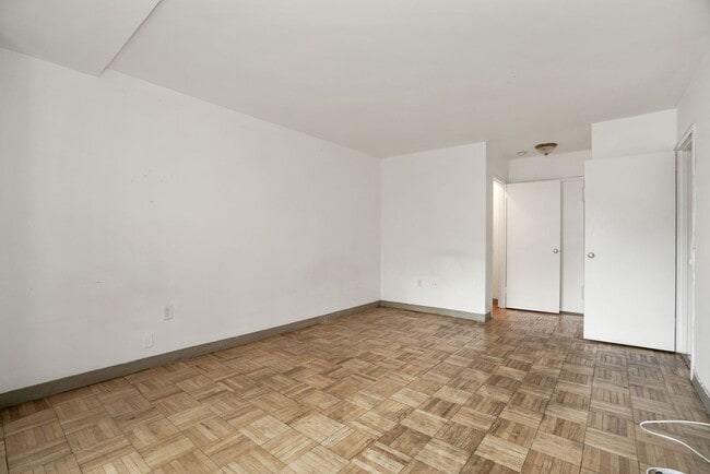 Building Photo - Charming & Bright Studio at River Place North