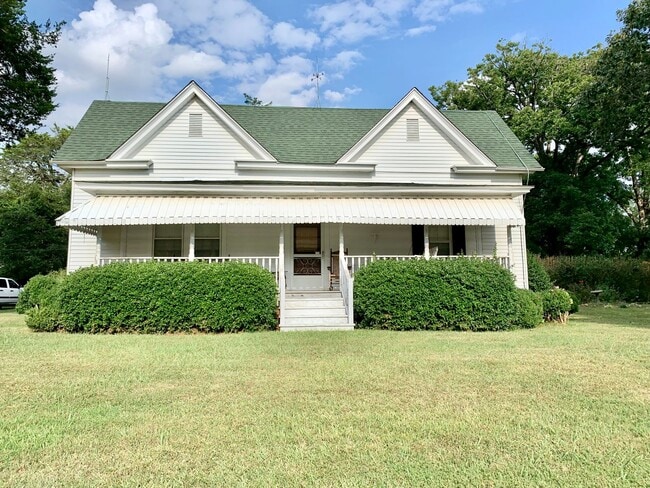 Building Photo - 3 Bedroom