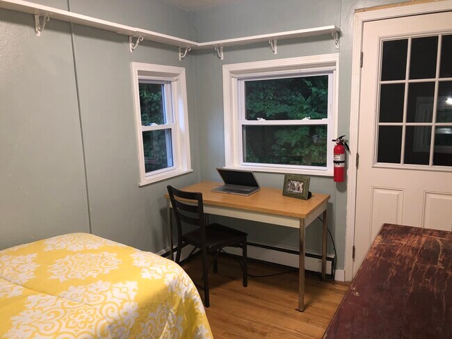 Vista de la sala principal 1 - 719 Triphammer Rd