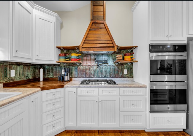 Foto del edificio - Beautiful 4-bedroom, 2.5-bath riverfront home