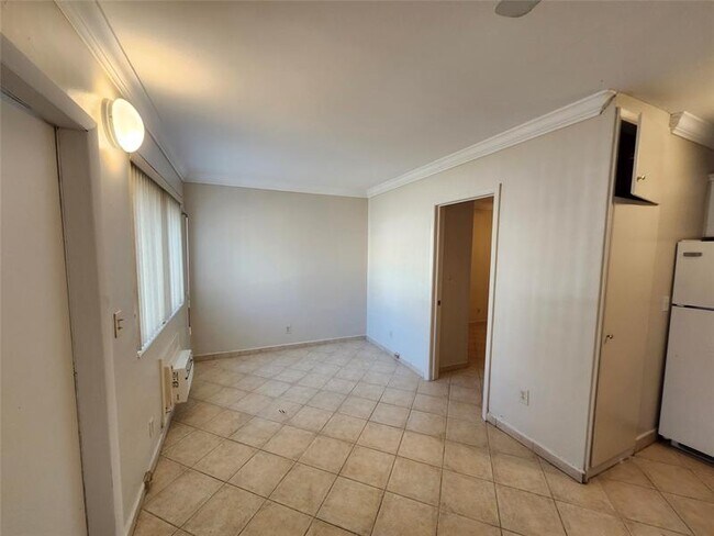 Building Photo - 2213 Lincoln St