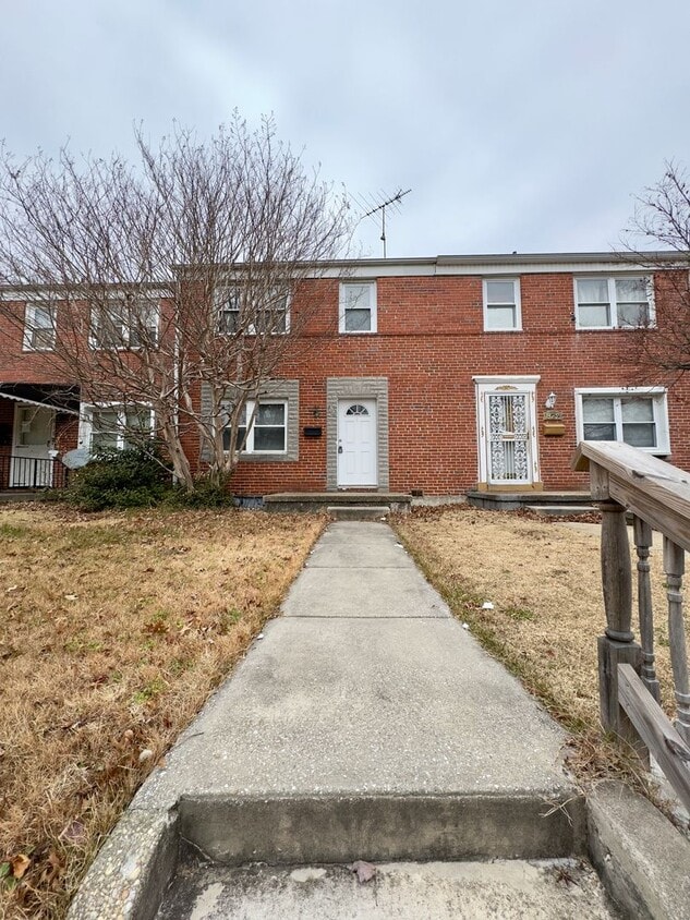 Foto principal - Charming 4 Bedroom/2 Bathroom Townhome in Mid-Govans, MD!