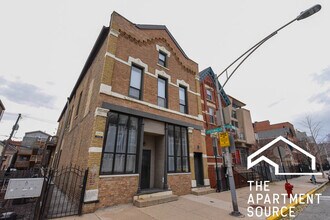 Building Photo - 1257 N Greenview Ave