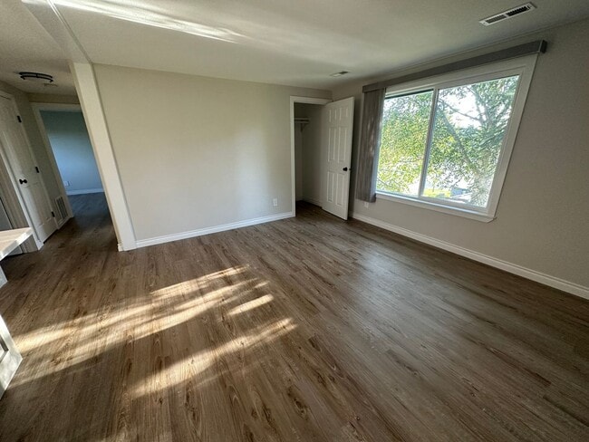 Building Photo - 304 S Forest Dr