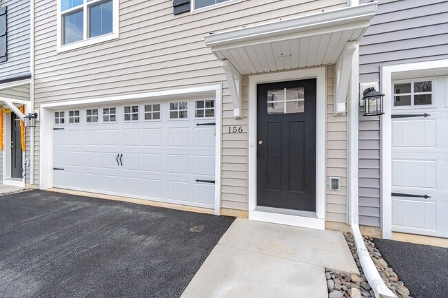 Building Photo - Welcome to this charming 3-bedroom, 2.5-ba...