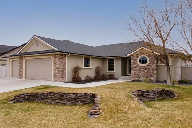 Building Photo - 1390 Stoneridge Dr