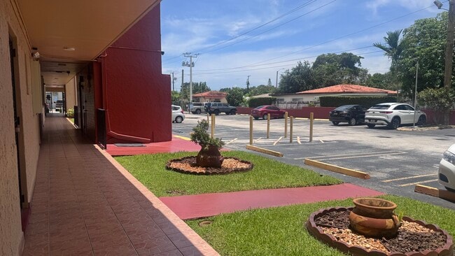 Foto del edificio - 6090 W Flagler St