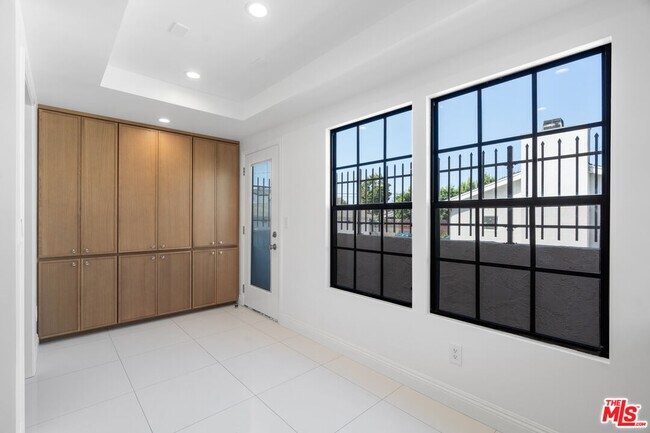 Building Photo - 2541 Stoner Ave