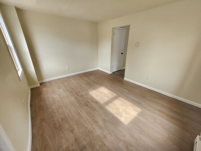 Foto del edificio - 383-385 Tolbert Avenue