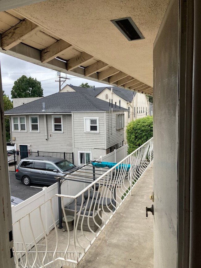 Building Photo - DOWNTOWN ONE BEDROOM CONDO IN GATED BUILDING