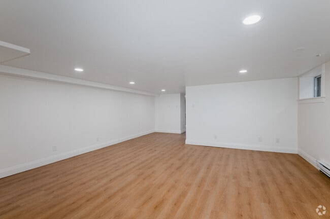 1BR, 1BA - Living Room - 1214 Avenue Rd