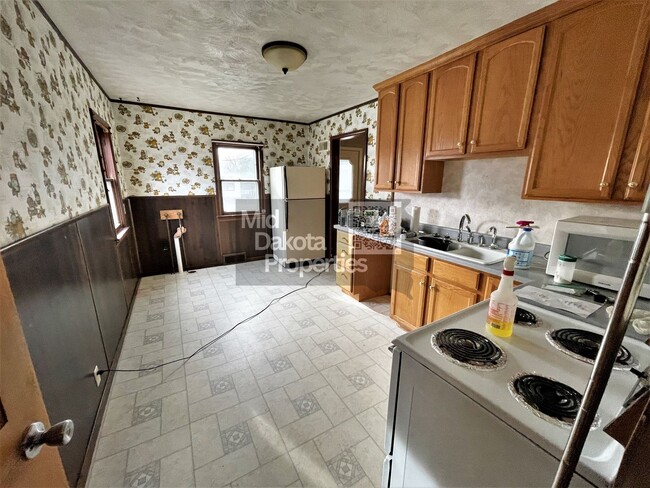 Foto del edificio - 1000 W 3rd- 5 bedroom, 2 bathroom, Attache...