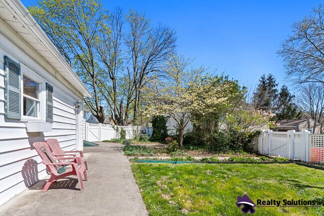 Building Photo - 1300 W Kings Hwy