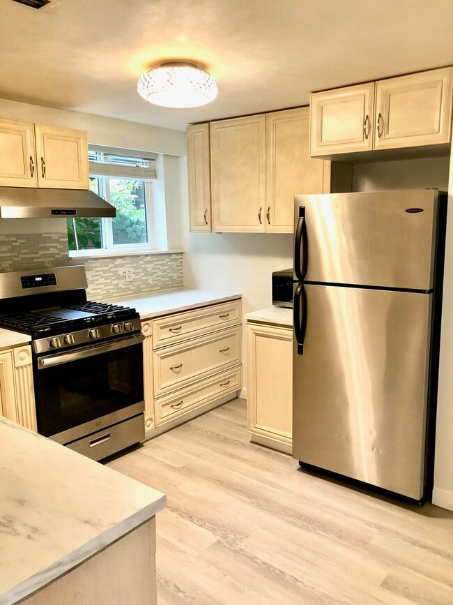 Kitchen - 876 19th Av W