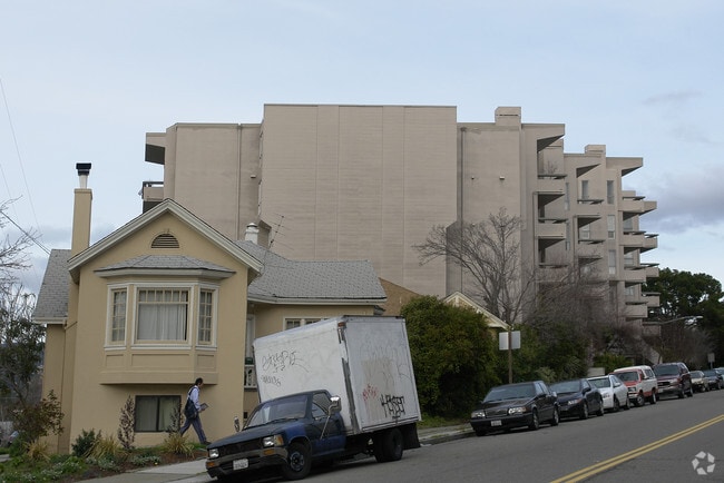 Building Photo - Heritage of Claremont