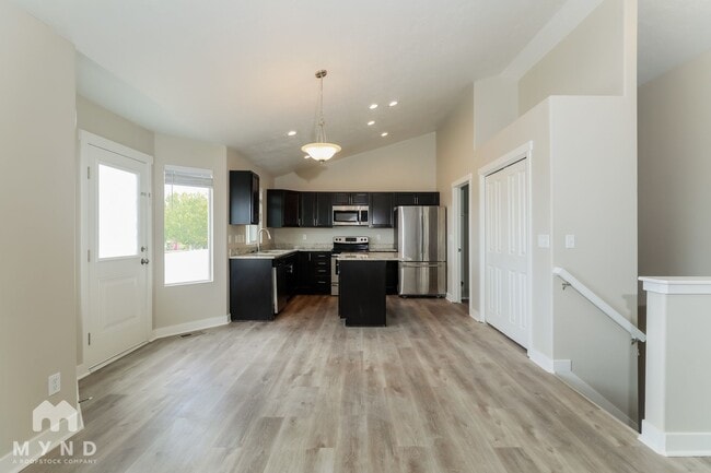 Building Photo - 426 Diamant Ln