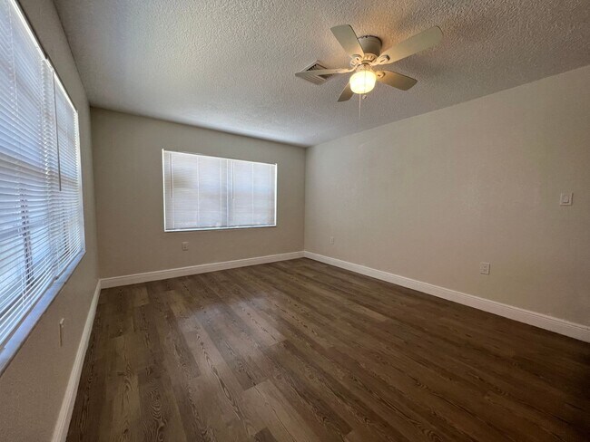 Building Photo - 3 Bedroom 1 1/2 Bath Fort Pierce
