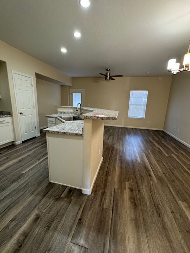 Foto del edificio - Modern 2-Story Townhome in Prime Mesa Mall Location!