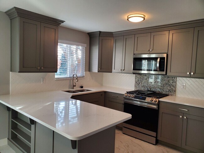 Foto del edificio - East Sandy single family home!  Luxury you CAN afford!