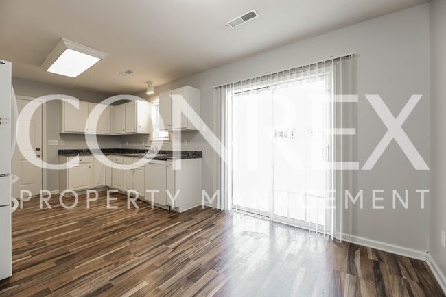 Building Photo - Charming 3 Bedroom