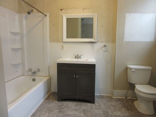 Building Photo - 2 bedroom apartment - Utilities Included