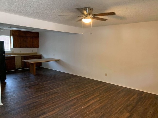 Building Photo - Newly Remodel 2 bed 1 bath Apartment!