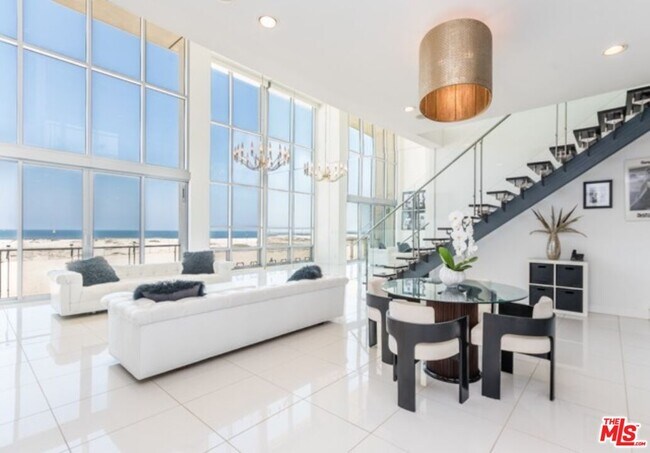 Foto del edificio - 5205 Ocean Front Walk