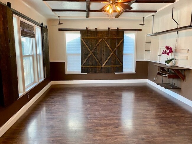 Foto del edificio - $1,950 Butler & Orange, Charming 2 Bed wit...