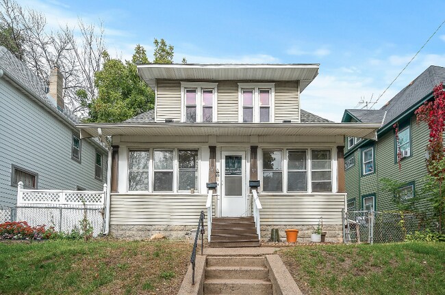 Building Photo - 913 6th St E