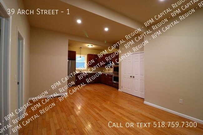 Building Photo - 39 Arch St