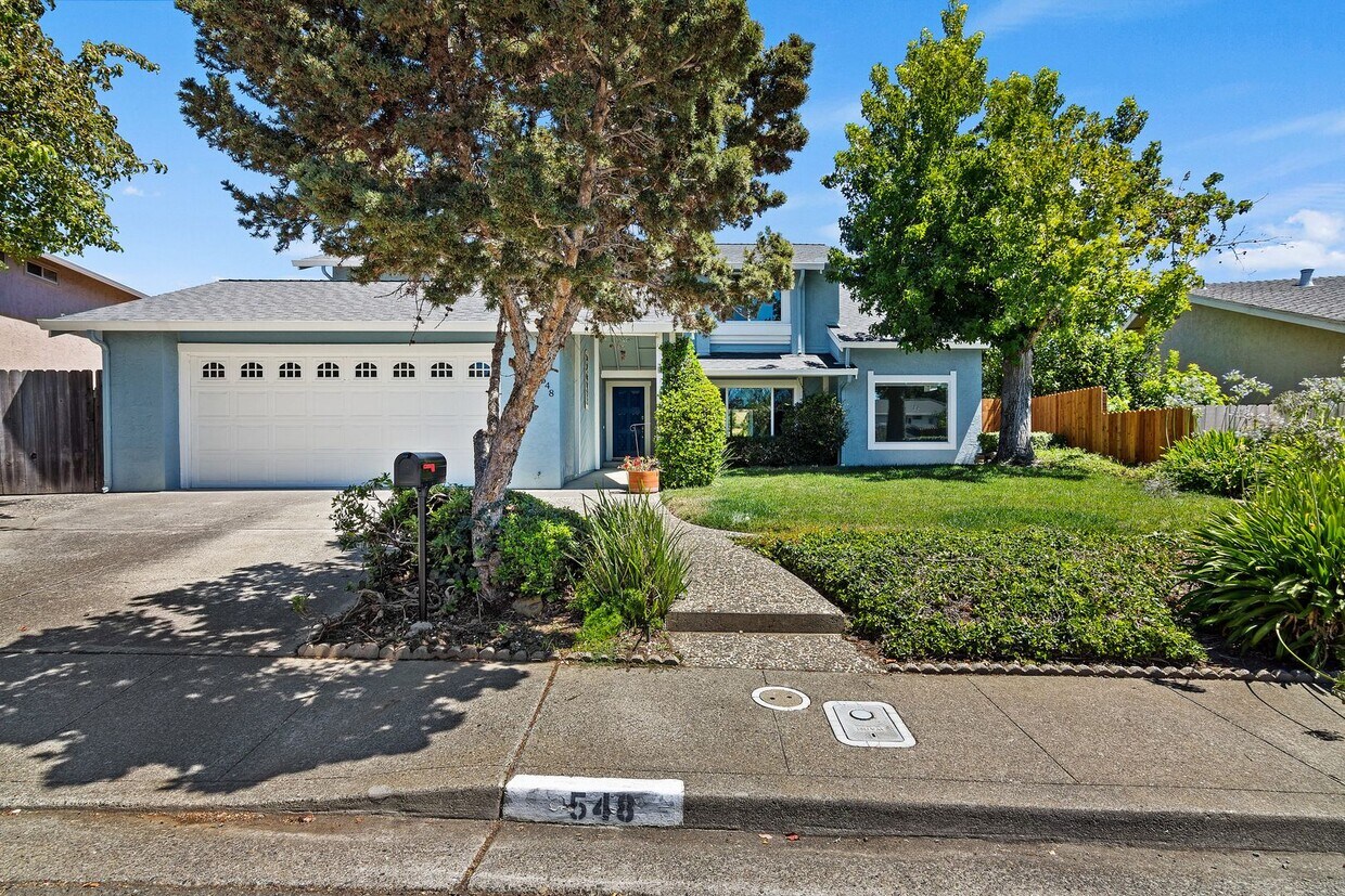 Primary Photo - Large Recently Updated Two Story 5 Bedroom...