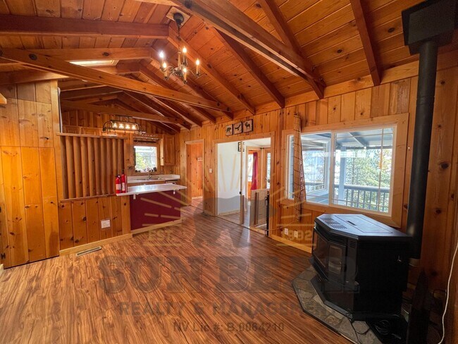 Foto del edificio - Adorable lake view property in Crystal Bay!