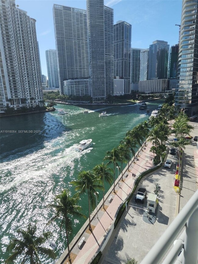 Foto del edificio - 325 S Biscayne Blvd