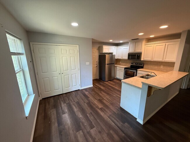 Building Photo - 2-bed/1-bath Duplex