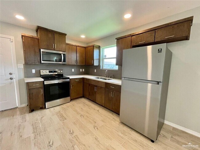 Building Photo - 2802 W Primrose Ave