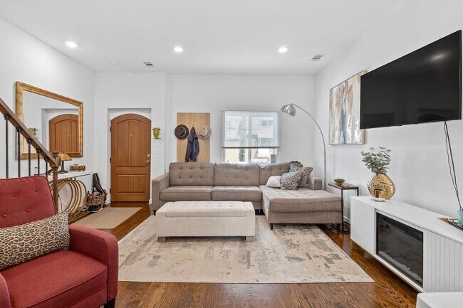 Building Photo - 419 7th St