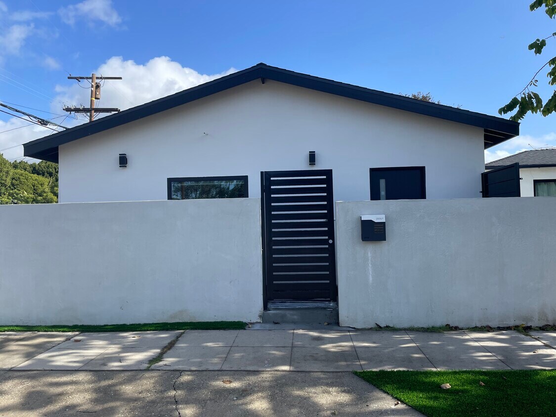 main Entry - 2901 Virginia Ave
