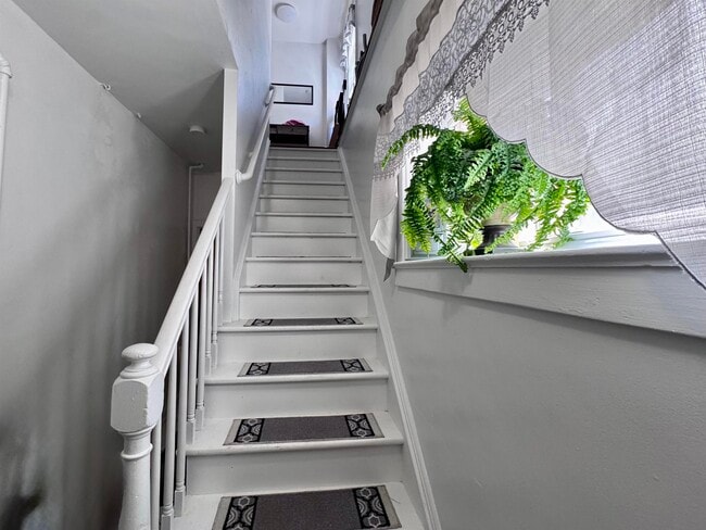 Foto del edificio - 136 Rothwell Ave
