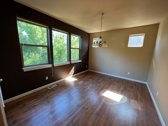 Building Photo - 20744 SW Sister Lane ~ Amazing Tri-Level Home