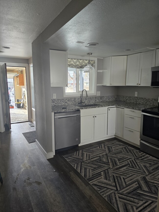 Full Kitchen - 4716 W Kootenai St