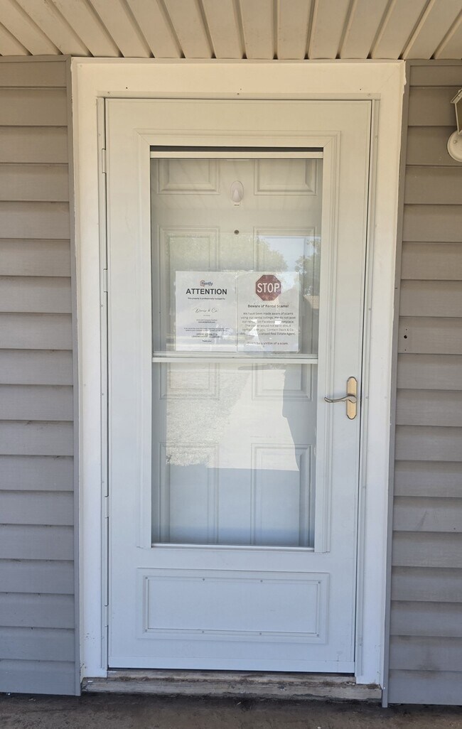 Foto del edificio - 3 bed 1.5 bath home, large backyard!