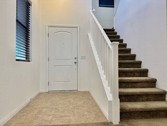 Foto del edificio - Newer Home with Gated Community Single Fam...