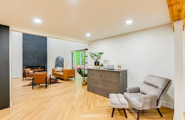 Foto del edificio - 930 Downey Dr