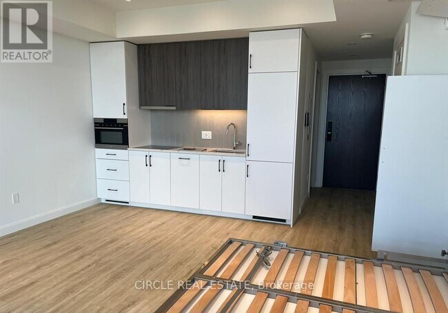 Photo du bâtiment - 741 King St W